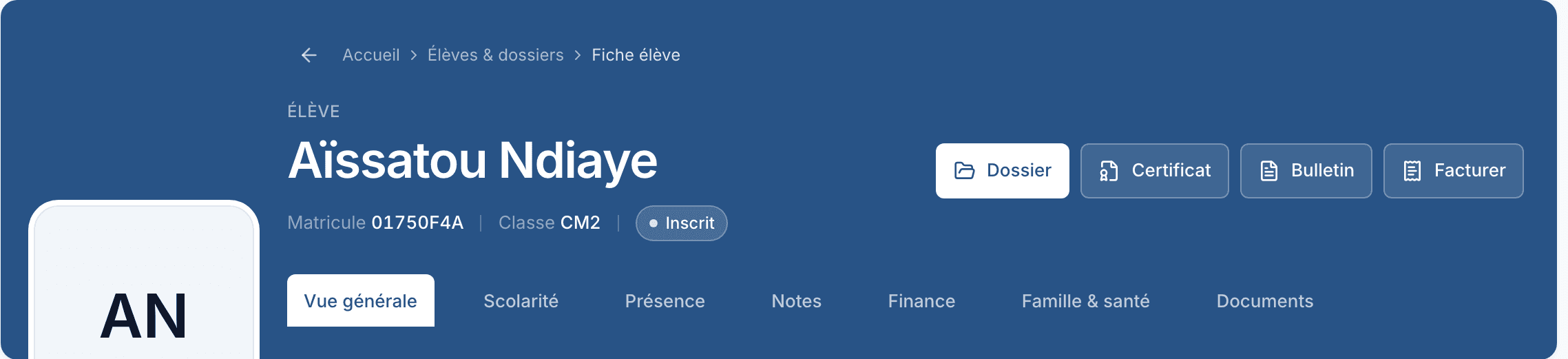 Fiche d'Aïssatou Ndiaye dans EduCom : matricule, classe et statut générés automatiquement, six onglets pour un seul dossier